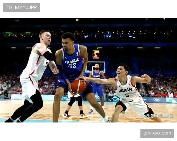 关键时刻失误引热议，球员赛场表现成焦点