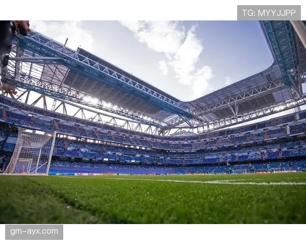 伯纳乌球场见证西甲激战，球迷热情点燃比赛氛围