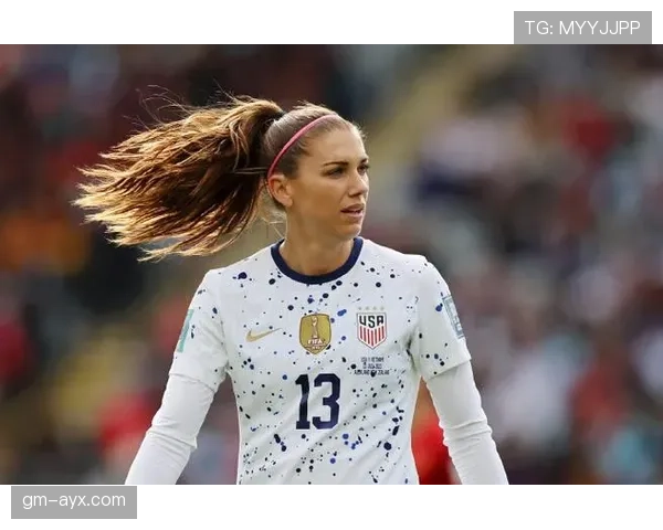 亚历克斯·摩根训练完直接拎包去走秀，这姐的日常是分裂开的吗？